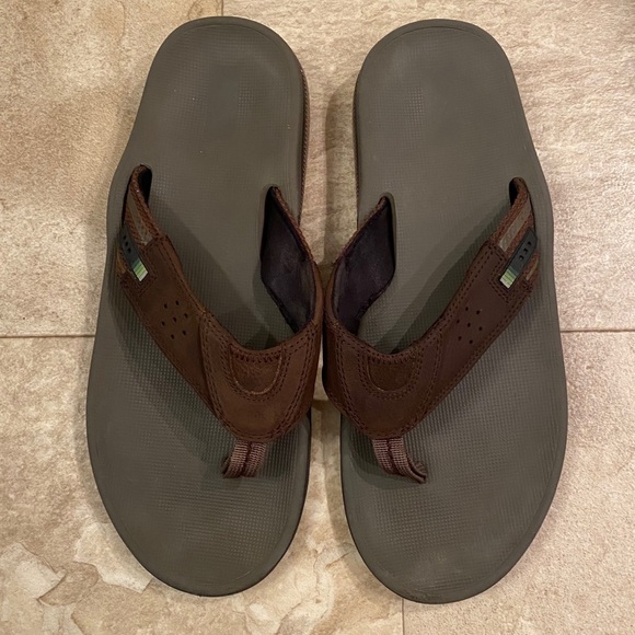 clarks flip flops mens grey
